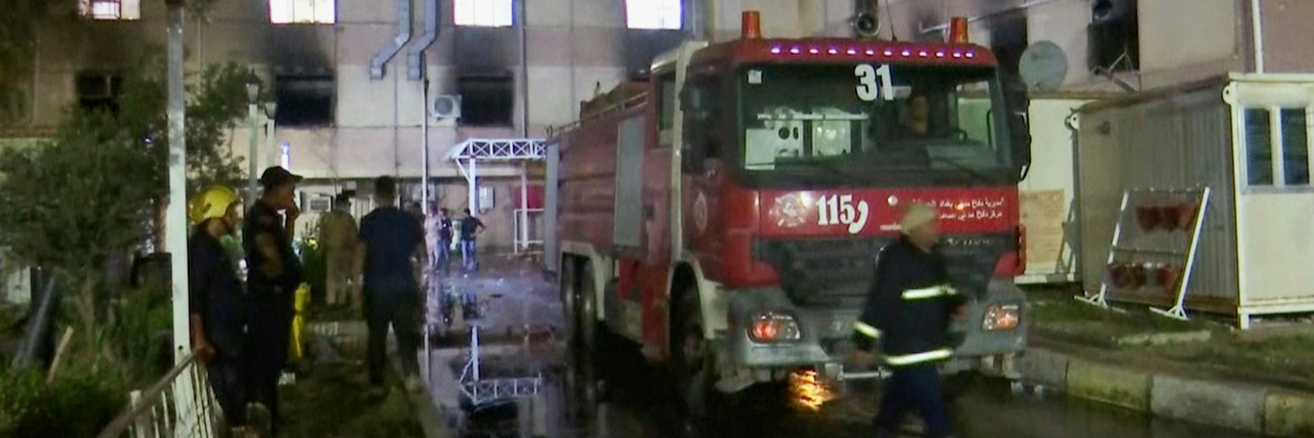 Rettungskräfte stehen vor dem Al-Khatib-Krankenhaus in Bagdad.&nbsp;