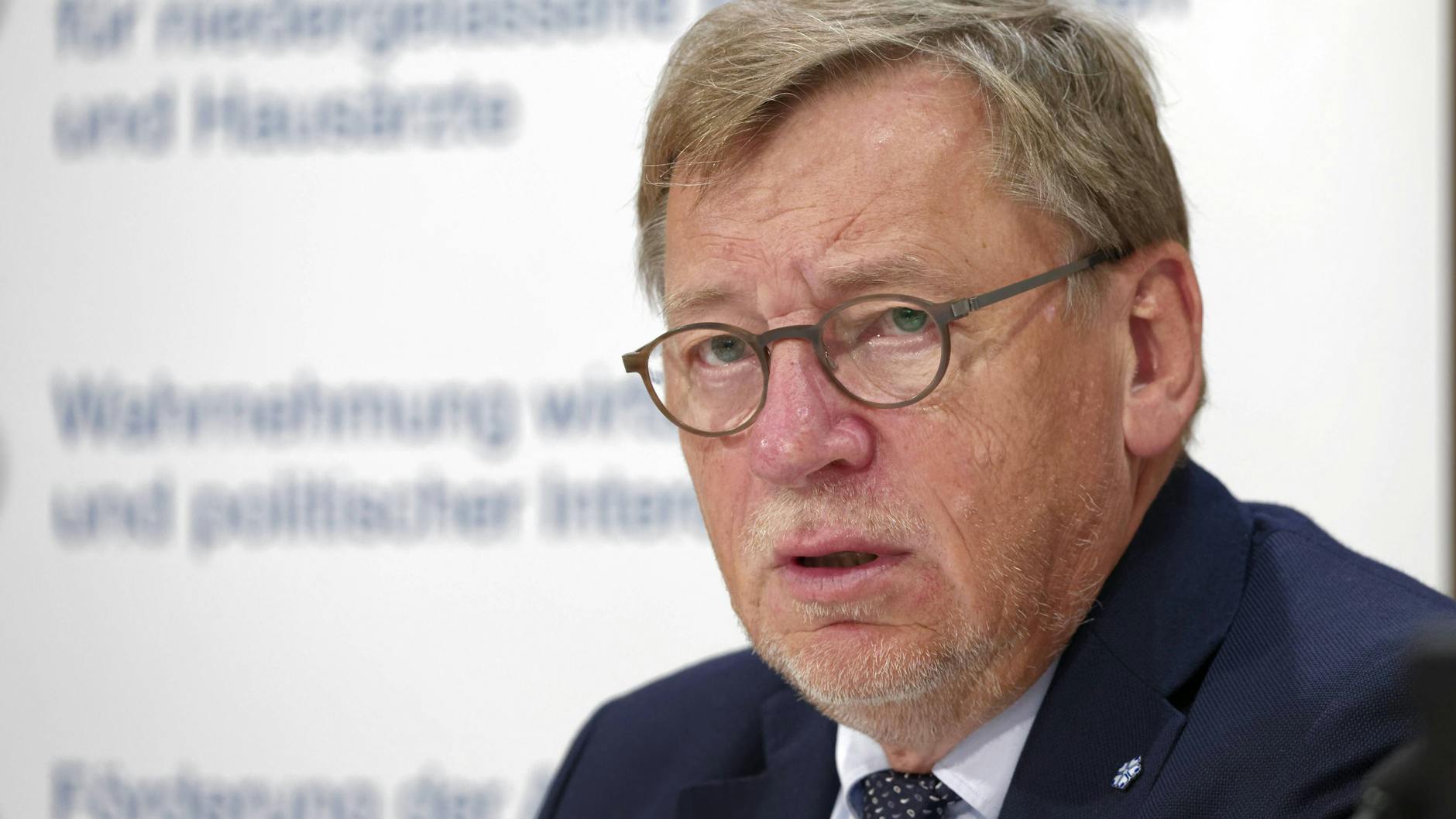 Ulrich Weigeldt, Bundesvorsitzender des Deutschen Hausärzteverbands, fordert Patientinnen und Patienten auf, per E-Mail nach einem Impf-Termin zu fragen.