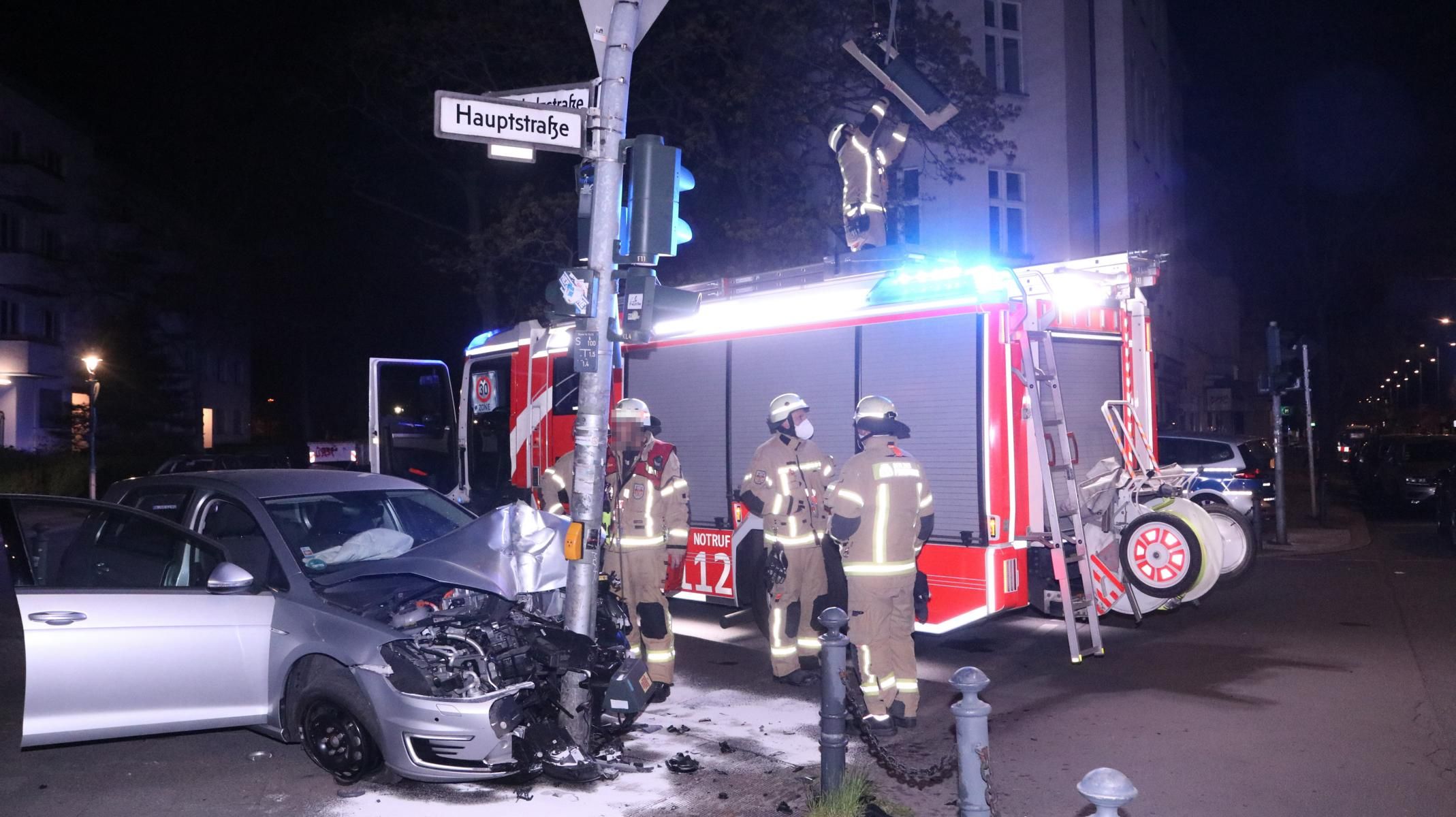 Ausgangssperre Missachtet? Autofahrer Flieht Vor Polizei Und Baut Unfall