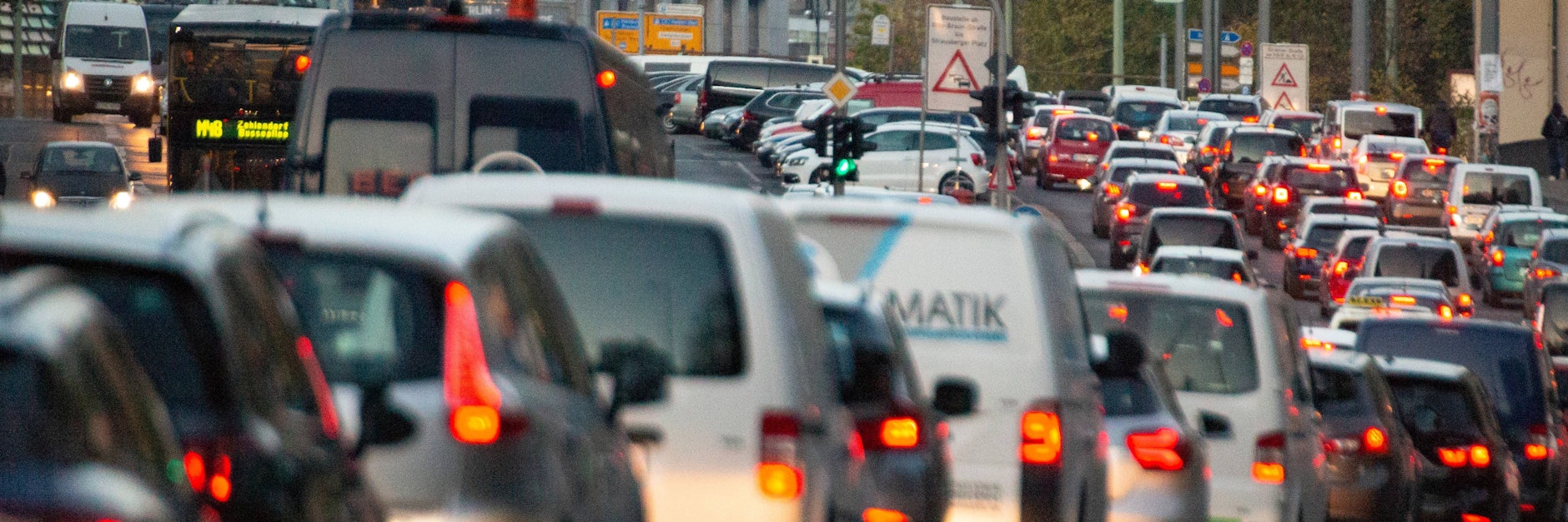 Stau auf der Leipziger Straße. Blechlawinen wie diese sollen bald der Vergangenheit angehören - zumindest, wenn es nach den Initiatoren der Unterschriftensammlung geht.