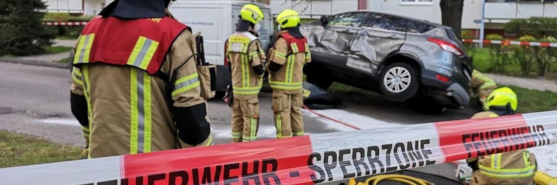 Das Fahrzeug musste nach dem Unfall von der Feuerwehr geborgen werden.