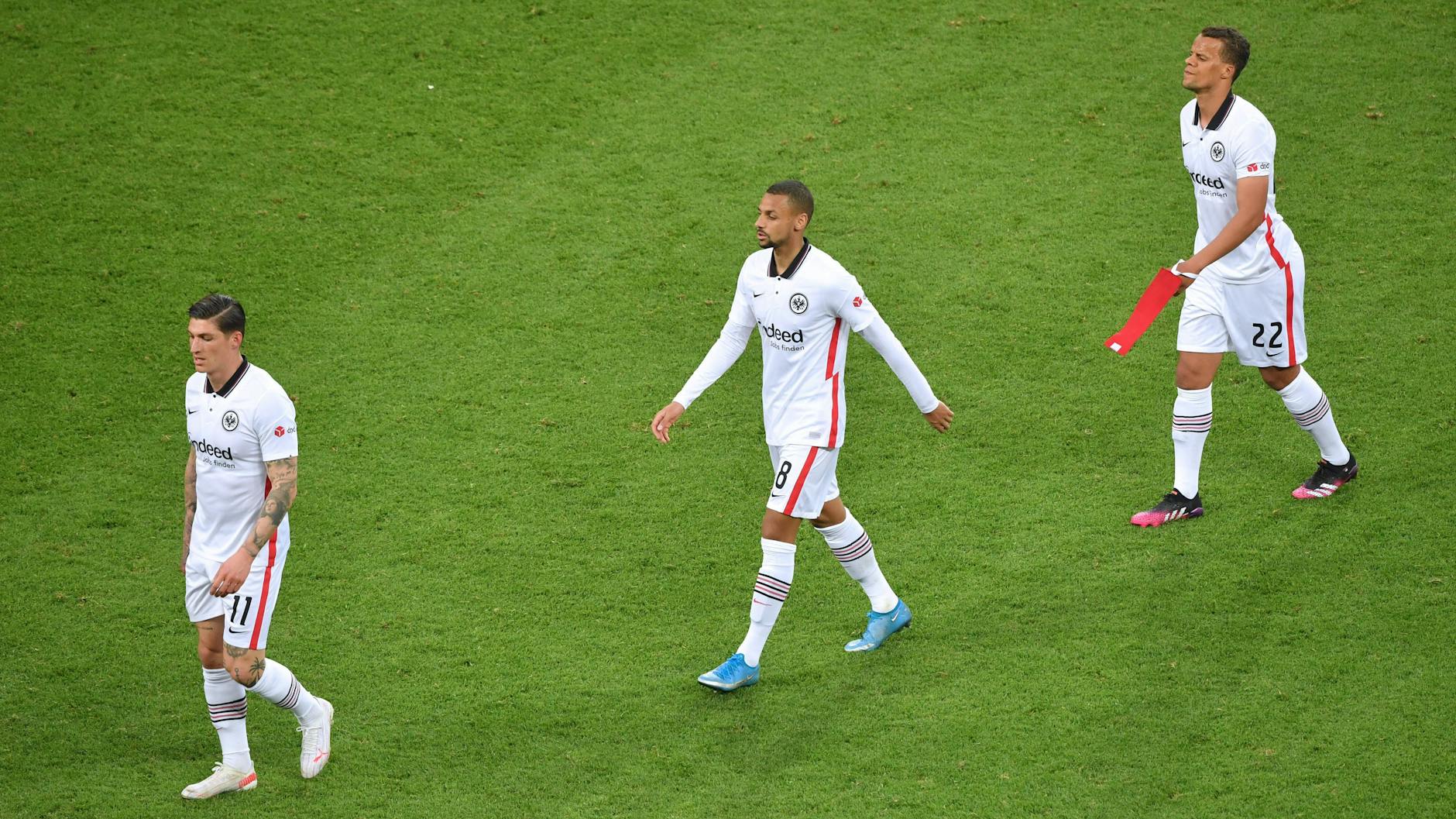 Enttäuscht gingen Steven Zuber, Djibril Sow und Timothy Chandler nach der 1:3-Niederlage in Leverkusen vom Platz. Verspielt Eintracht Frankfurt die Champions League?