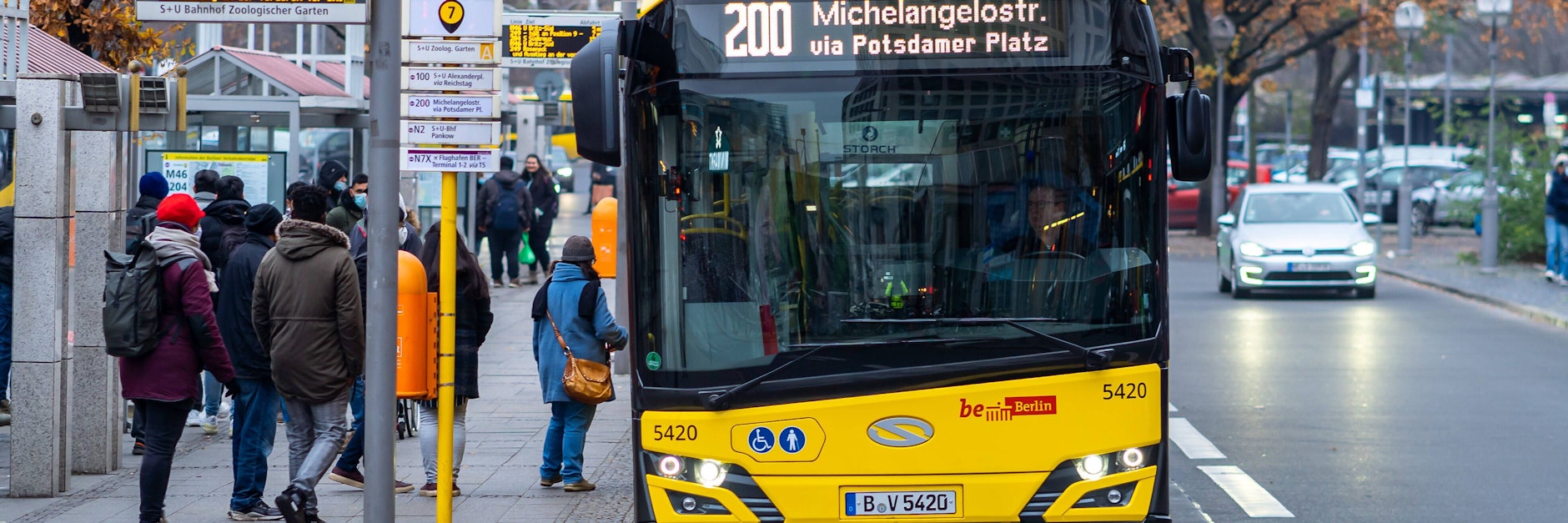 Hardenbergplatz: Ein Bus der Linie 200. Momentan darf vorne noch nicht eingesteiegen werden.