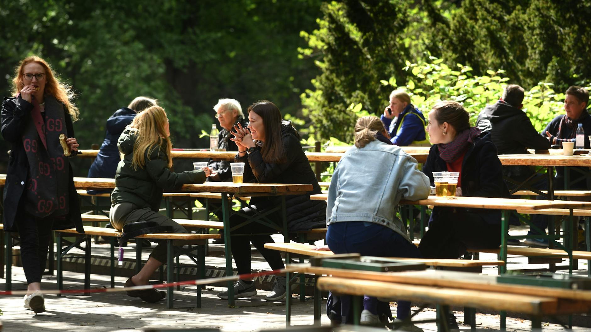 Wer darf bald wieder Freunde treffen, wer muss allein zu Hause bleiben? Diese Frage könnte die Gesellschaft schon bald erschüttern. Beantwortet werden muss sie trotzdem. 