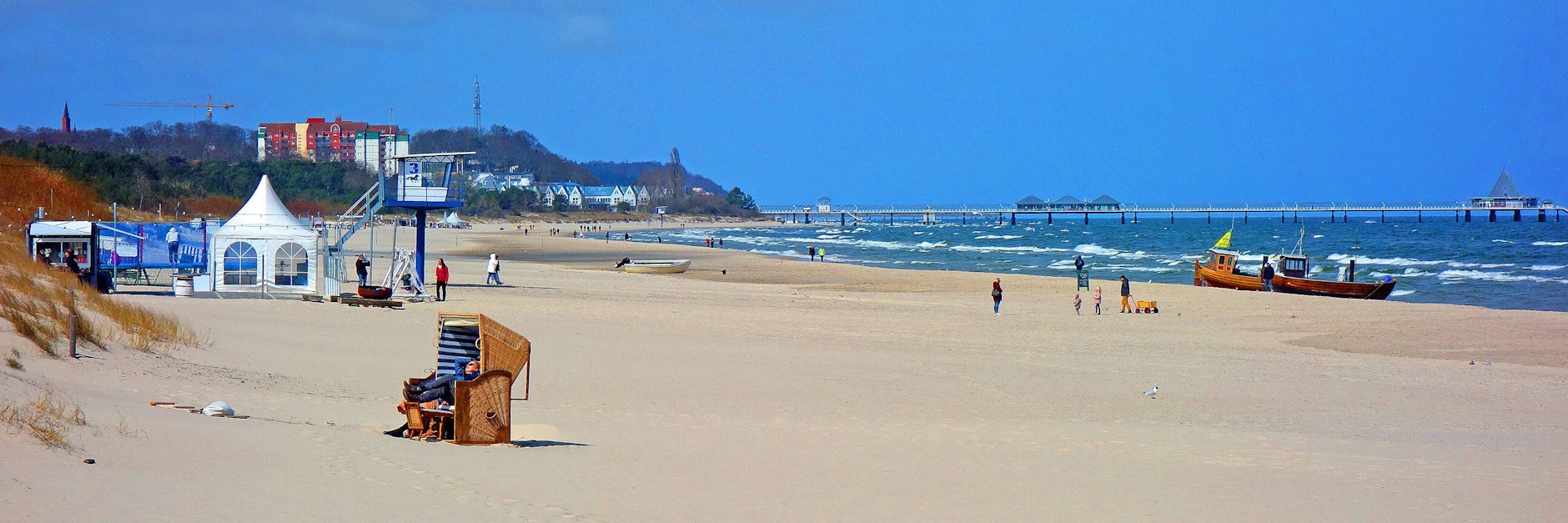 Hier in Ahlbeck wollen bald wieder die Touristen die Sonnenstrahlen genießen.