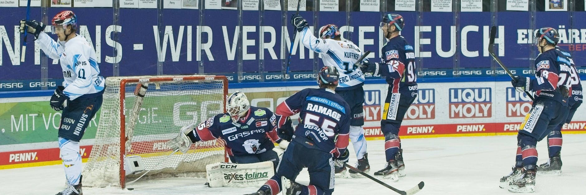 Louis-Marc Aubry (l.) jubelt nach seinem 2:1 im ersten Halbfinale gegen die Eisbären.