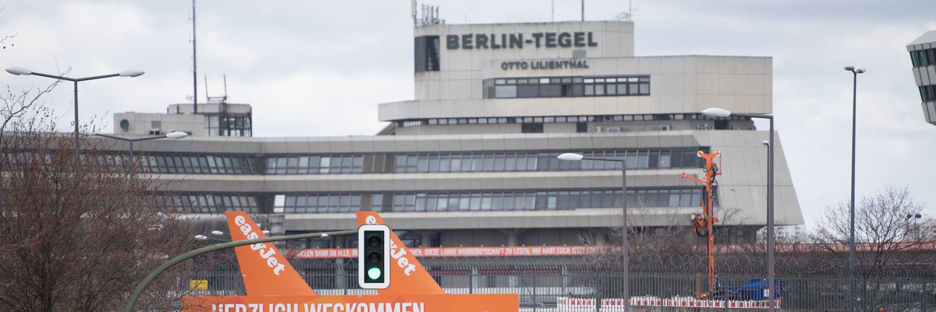 ARCHIV - 16.03.2021, Berlin: Blick auf den Flughafen in Tegel. (zu «Wohnraum statt Fluglärm: Tegel schließt - jetzt wirklich») Foto: Christophe Gateau/dpa +++ dpa-Bildfunk +++