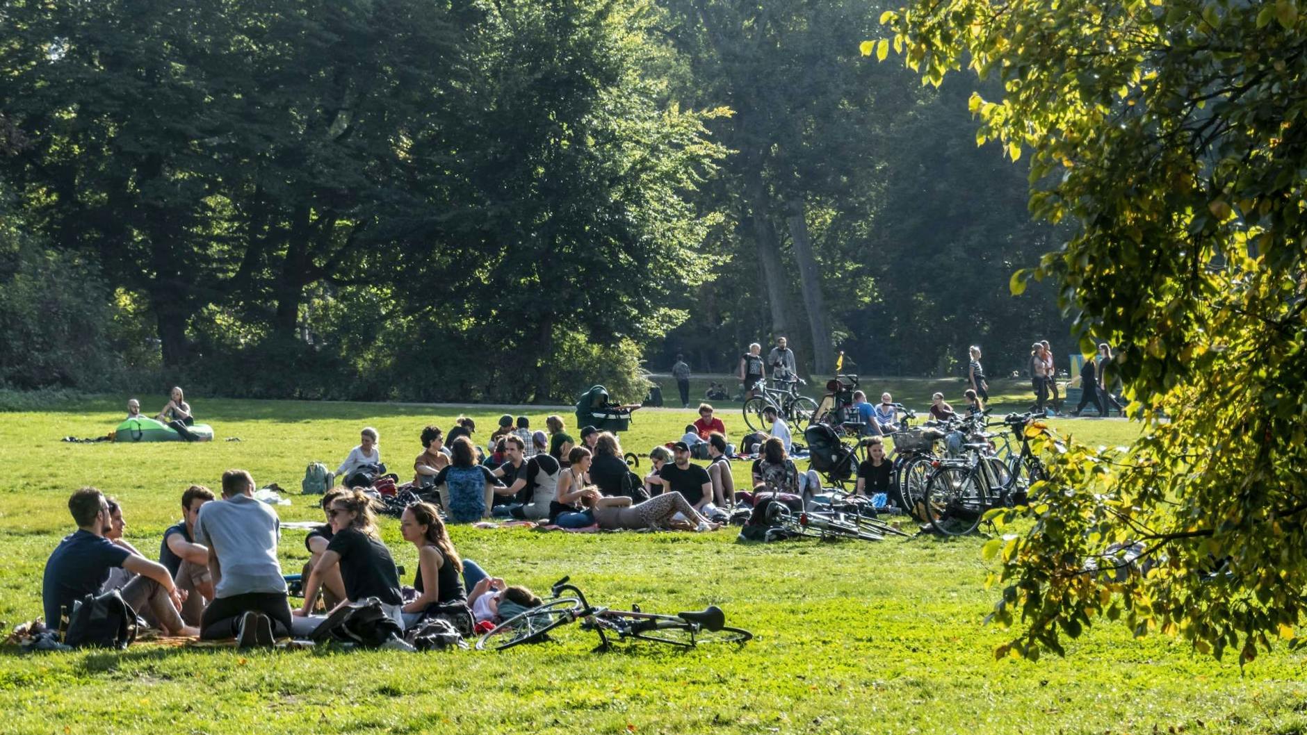 Längst ist Gras gewachsen über die Gewerbeausstellung im Treptower Park. Kein Gebäude der Gewerbeausstellung steht noch. Heute ist die Grünanlage ein beliebter Naherholungsort.