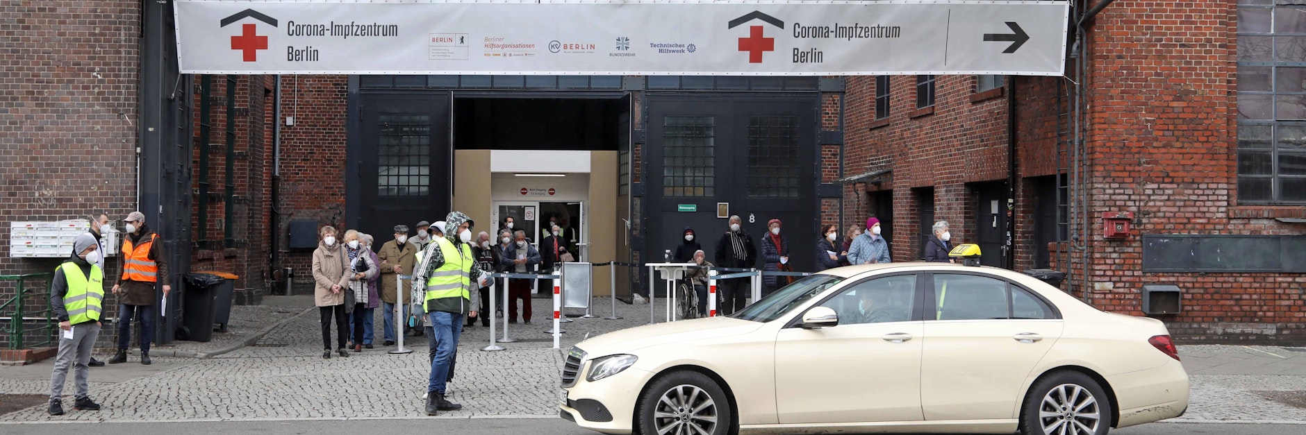 Betrieb am Impfzentrum in der Arena Treptow:&nbsp;Die Fahrten zu den Impfzentren gehören zu den wenigen Einkommensquellen der Berliner Taxifahrer. Doch diese Fahrten werden nur zögerlich bezahlt.