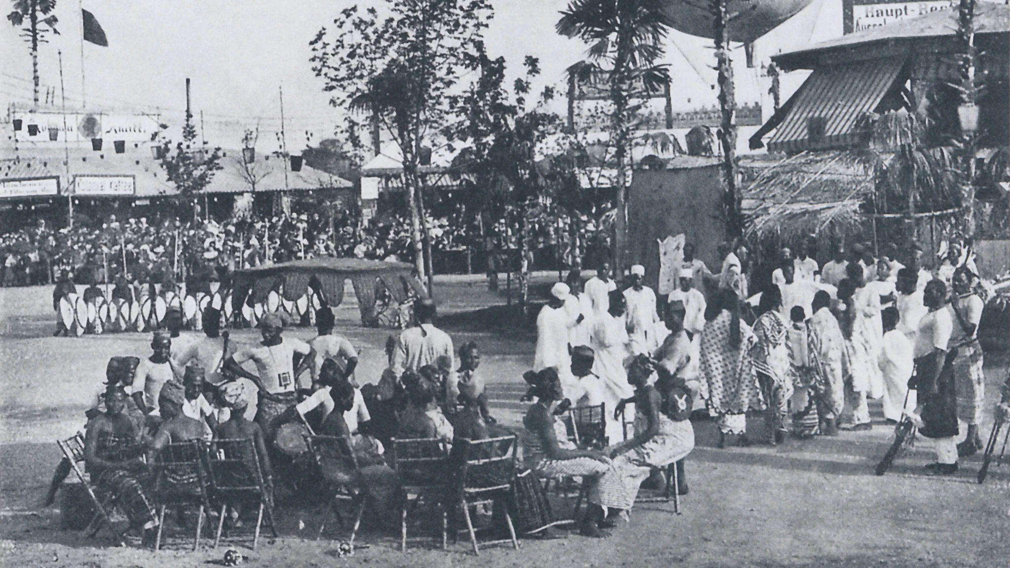 Mehr als 100 Männer, Frauen und Kinder aus den „deutschen Schutzgebieten“ in Afrika und Ozeanien wurden bei der „1. Deutschen Colonial-Ausstellung“ im Treptower Park zur Schau gestellt.