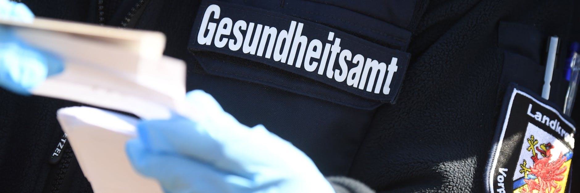 Wann werden die Corona-Beschränkungen für Geimpfte und Genesene gelockert? Und werden bald alle Impfstoffe für alle Menschen freigegeben? Über diese Fragen beraten Bund und Länder an diesem Montag.