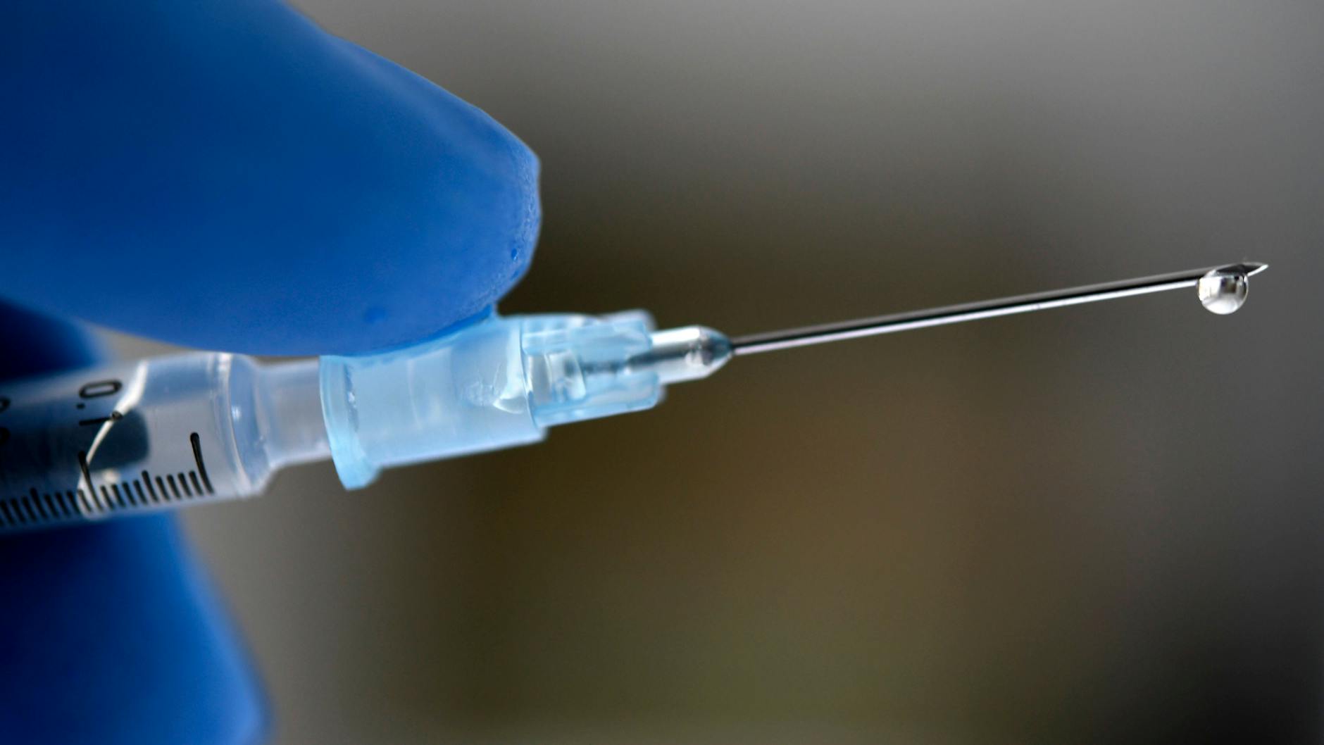 Eine Spritze mit einem Corona-Impfstoff. 