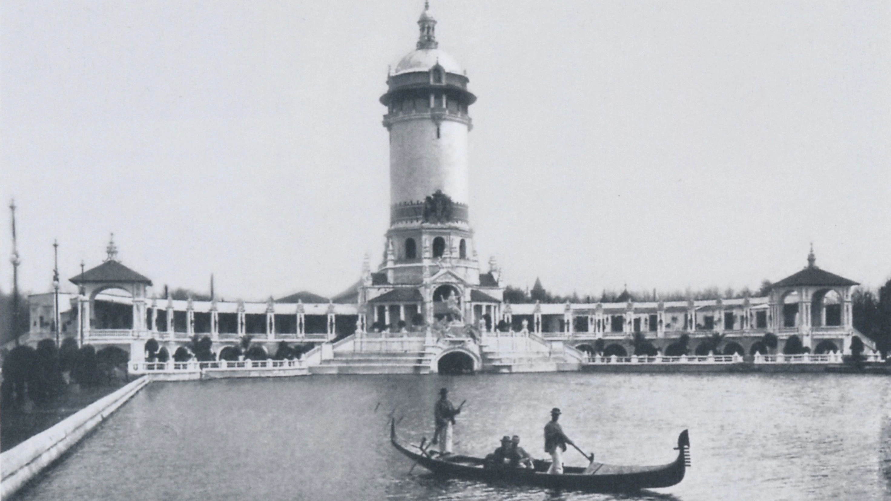 Wo sich 1896 das Hauptrestaurant der Gewerbeausstellung befand, mit Wasser- und Aussichtsturm am Neuen See, da steht seit 1949 das Hauptmonument des Sowjetischen Ehrenmals. 