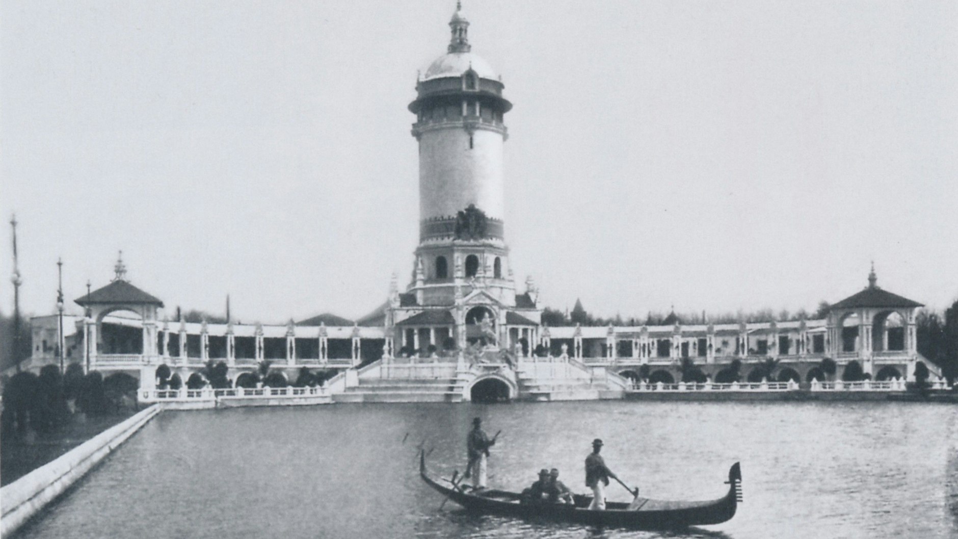 Wo sich 1896 das Hauptrestaurant der Gewerbeausstellung befand, mit Wasser- und Aussichtsturm am Neuen See, da steht seit 1949 das Hauptmonument des Sowjetischen Ehrenmals.