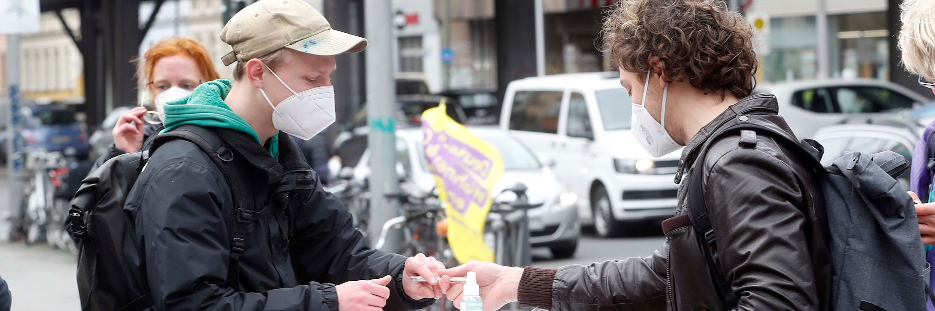 Sammler unterwegs: Gerade in der Innenstadt, wie hier am Kottbuser Tor, sympathisieren viele Mieter mit der Vergesellschaftungs-Initiative.&nbsp;