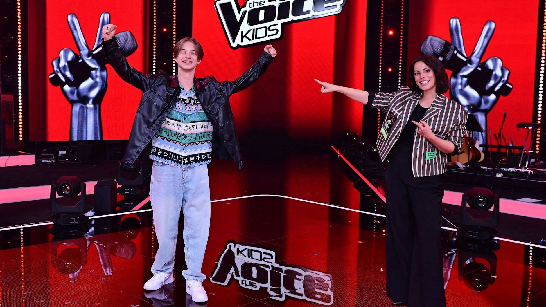 Egon auf der „The Voice Kids“-Bühne: Coach Stefanie Kloß freut sich über den Sieg des 15-Jährigen.<br>