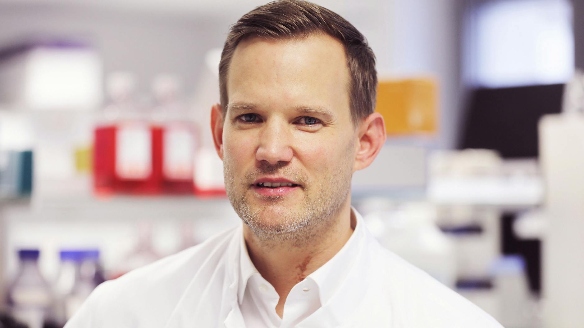 Hendrik Streeck ist Virologe an der Uniklinik in Bonn. Er hat Verständnis für Jan-Josef Liefers.