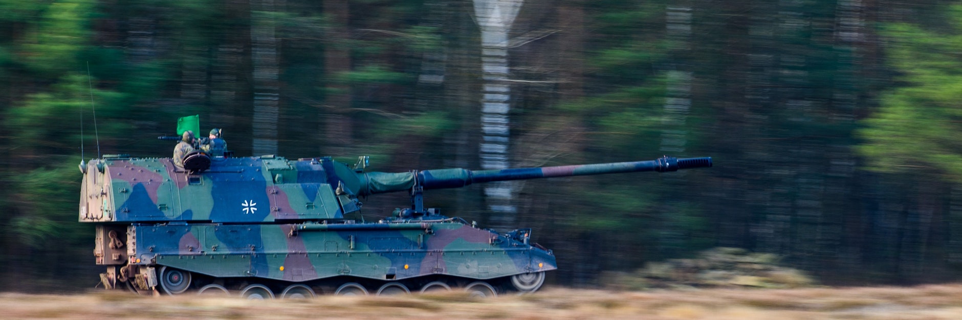 Eine Panzerhaubitze der Bundeswehr im Manöver. Derlei Gerät ist teuer.&nbsp;&nbsp;