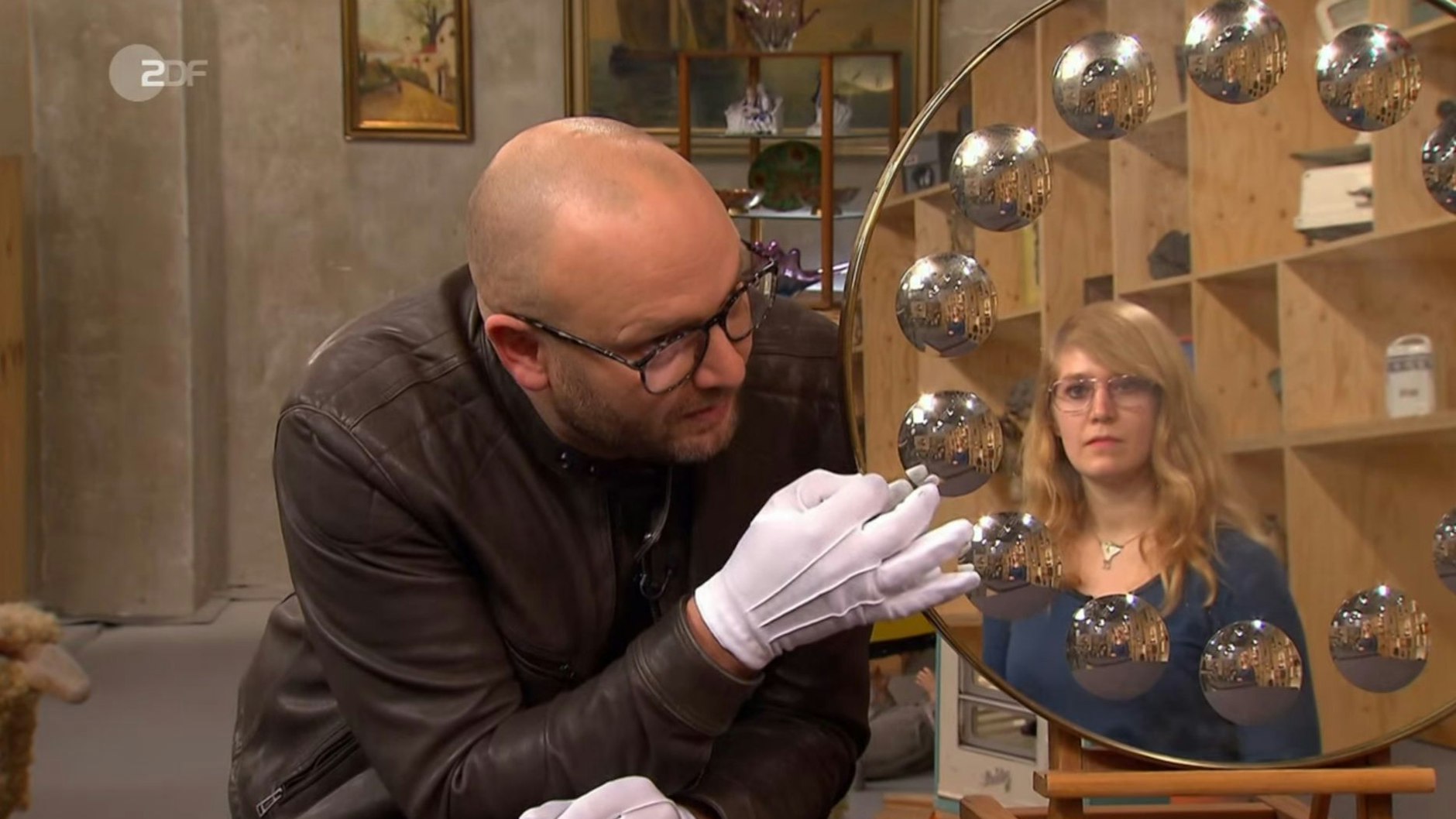 Erklärt die Schönheit und die Macken des Spiegels: „Bares für Rares“-Experte Sven Deutschmanek.