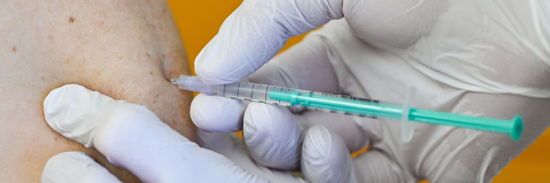 Eine Spritze mit einem Corona-Impfstoff.&nbsp;