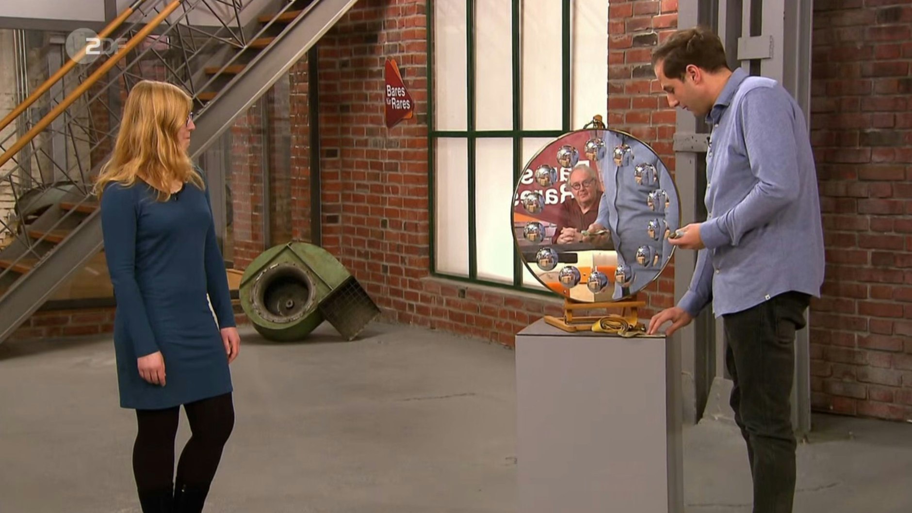 „Bares für Rares“-Kandidatin Valerie bekommt von Julian Schmitz-Avila 800 Euro für ihren Spiegel.
