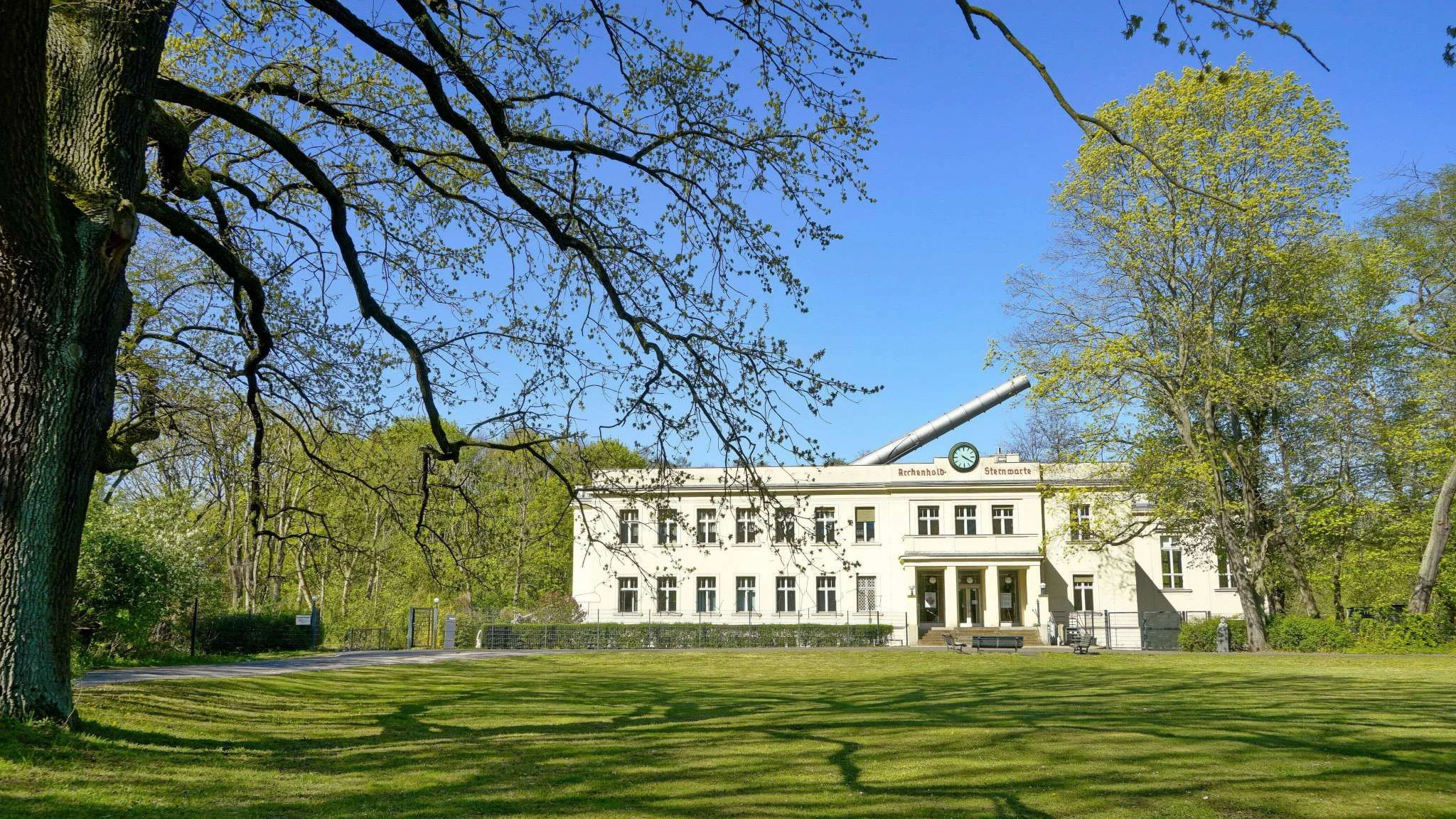 „Himmelskanone“ wird der Große Refraktor der Archenhold-Sternwarte im Treptower Park auch genannt. Das Teleskop ging im September 1896 in Betrieb, es ist noch immer das längste Linsenfernrohr der Welt. 