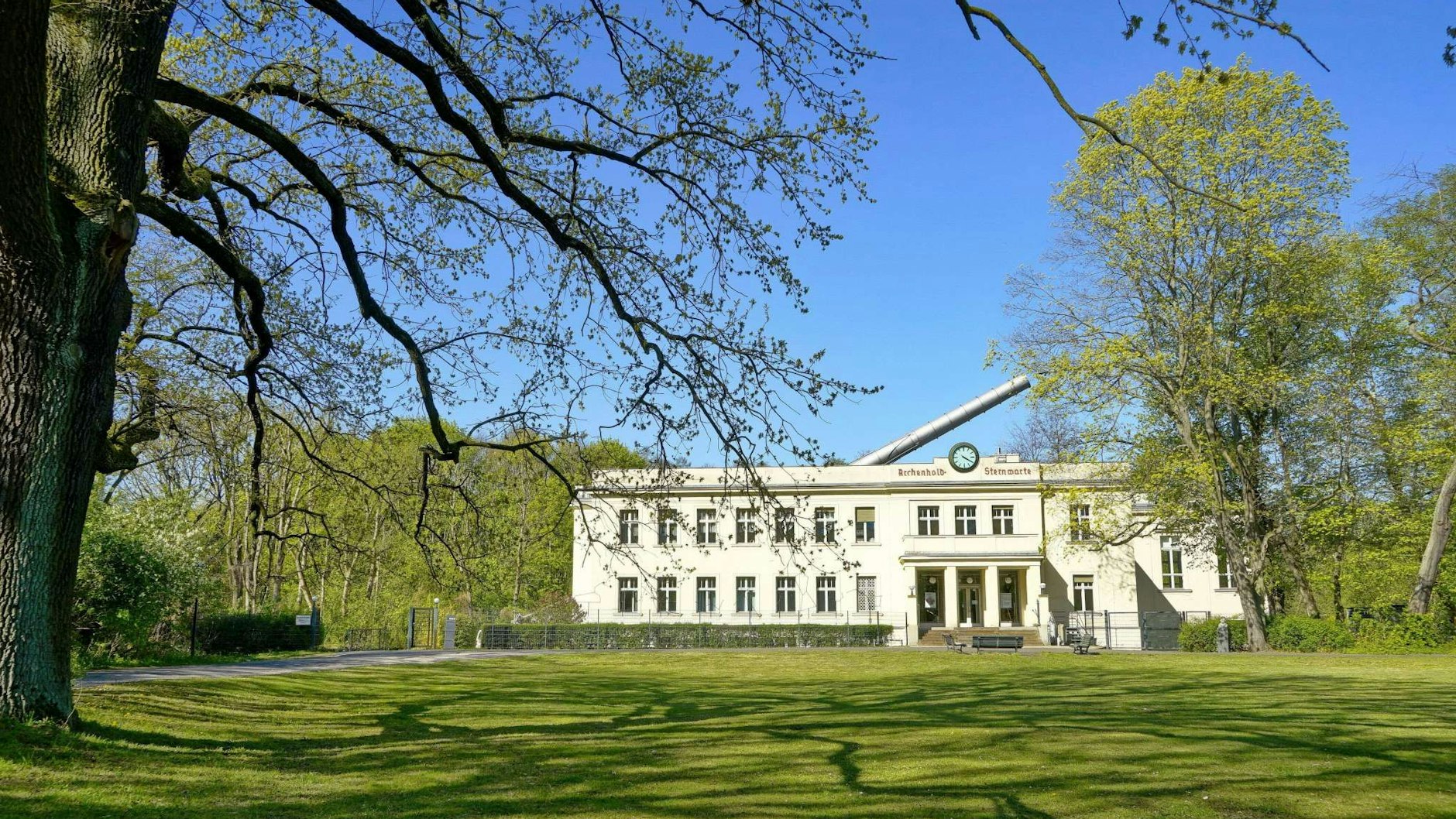 „Himmelskanone“ wird der Große Refraktor der Archenhold-Sternwarte im Treptower Park auch genannt. Das Teleskop ging im September 1896 in Betrieb, es ist noch immer das längste Linsenfernrohr der Welt. 