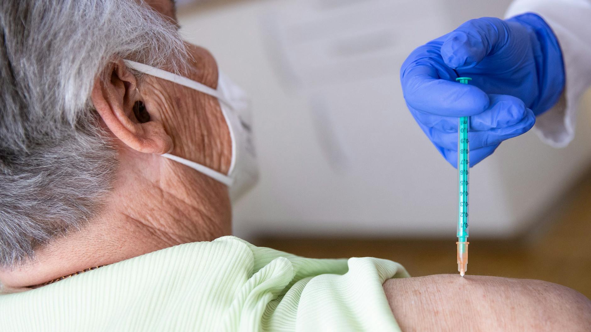 Impfung beim Hausarzt. Trotz der Kürzung der Liefermenge geht das Bundesgesundheitsministerium nach wie vor davon aus, dass Impfstoff von Johnson & Johnson „ab Mai in den Arztpraxen verimpft“ wird. 