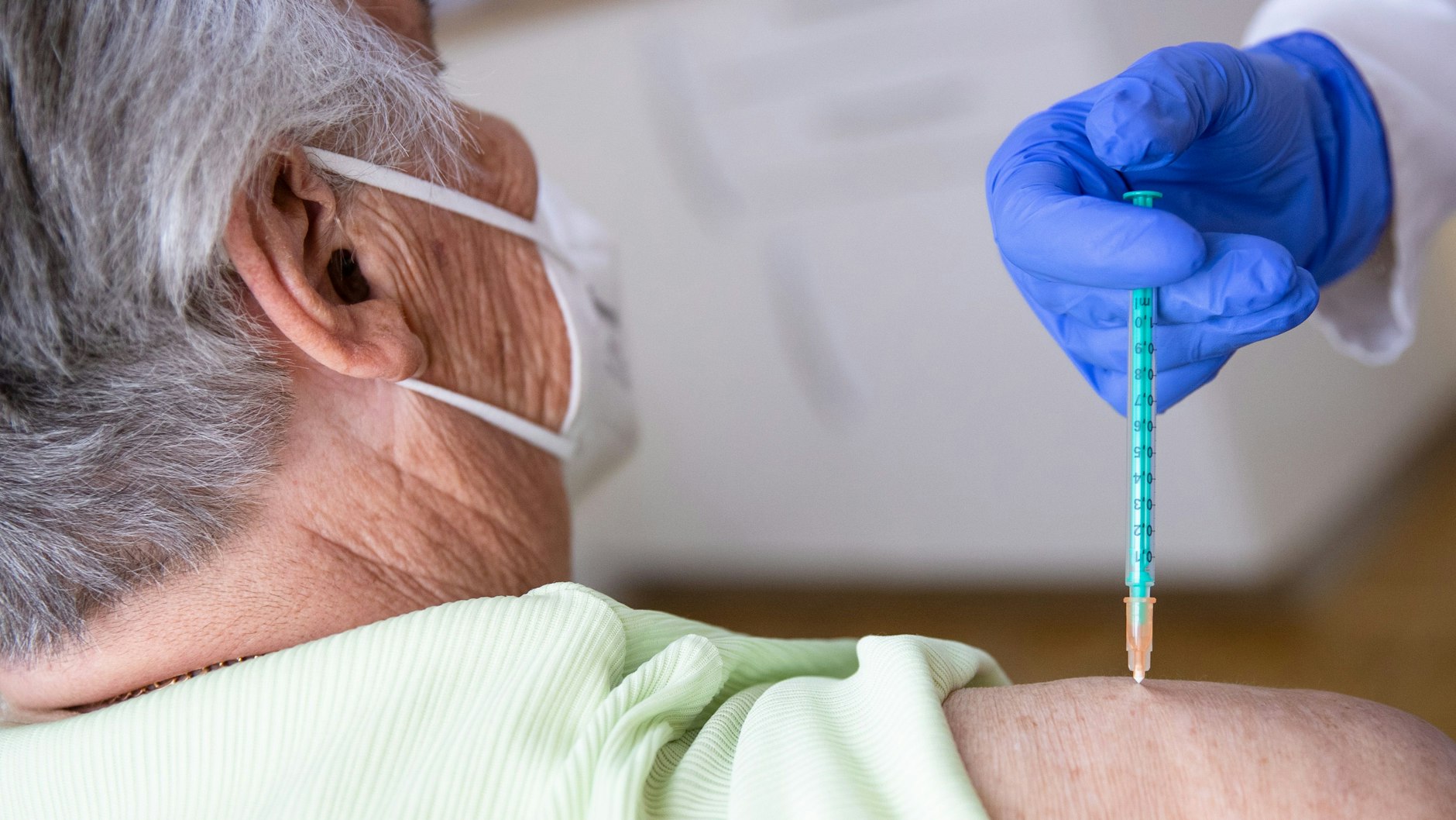 Impfung beim Hausarzt. Trotz der Kürzung der Liefermenge geht das Bundesgesundheitsministerium nach wie vor davon aus, dass Impfstoff von Johnson &amp; Johnson „ab Mai in den Arztpraxen verimpft“ wird.&nbsp;