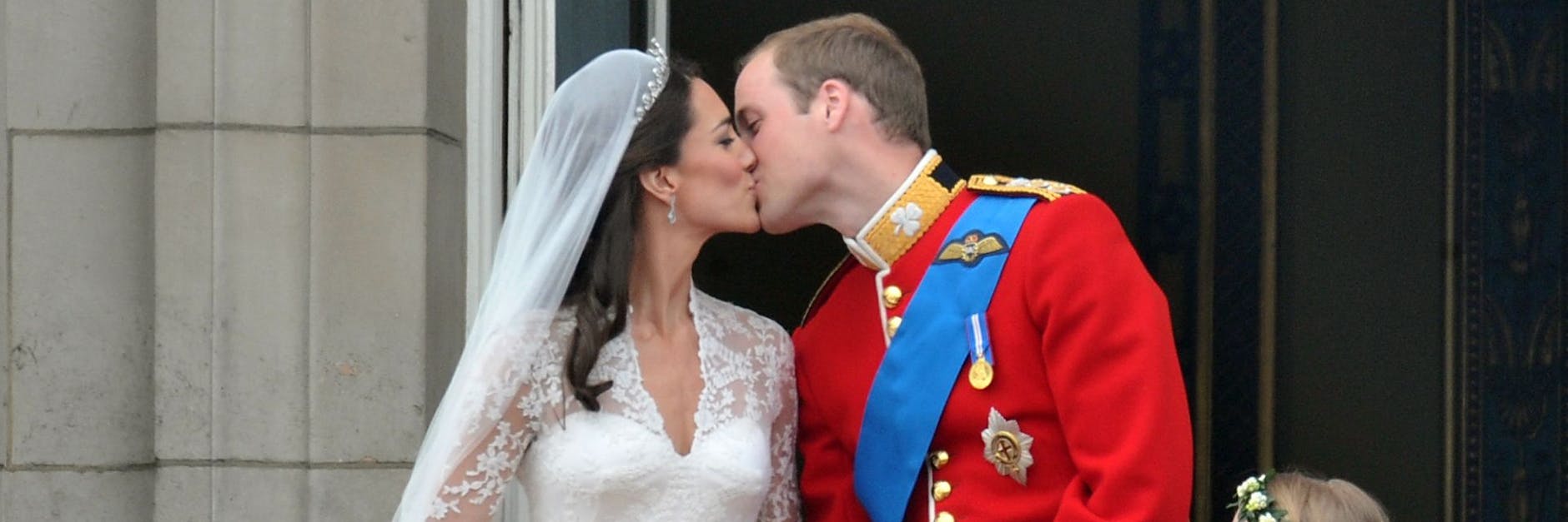 William und Kate küssen sich auf dem Balkon des Buckingham-Palasts.