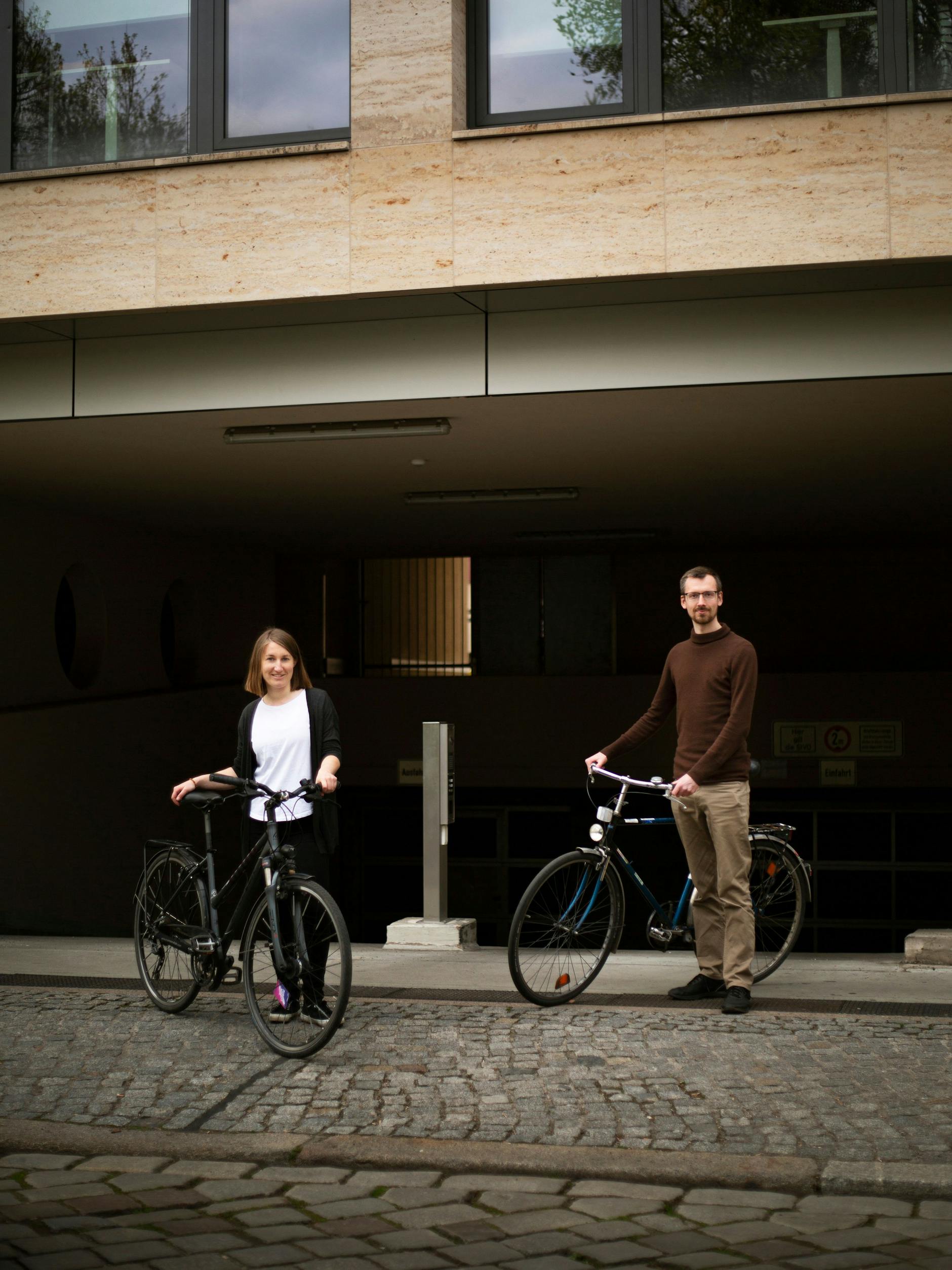 Lisa Buchmann und Manuel Wiemann, Sprecher des Teams Volksentscheid Berlin autofrei, mit ihren Fahrrädern an der Alten Jakobstraße.