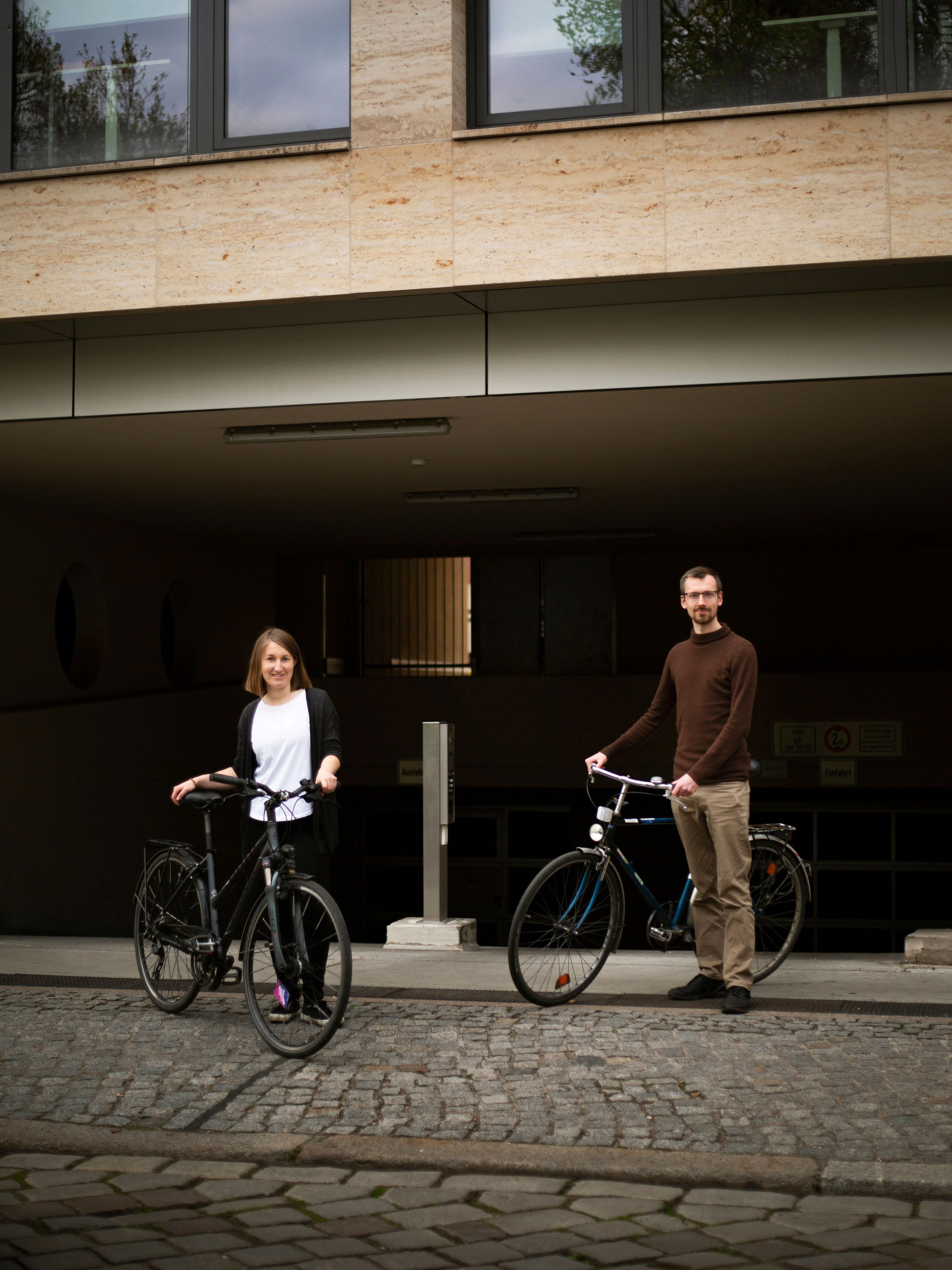 Lisa Buchmann und Manuel Wiemann, Sprecher des Teams Volksentscheid Berlin autofrei, mit ihren Fahrrädern an der Alten Jakobstraße.