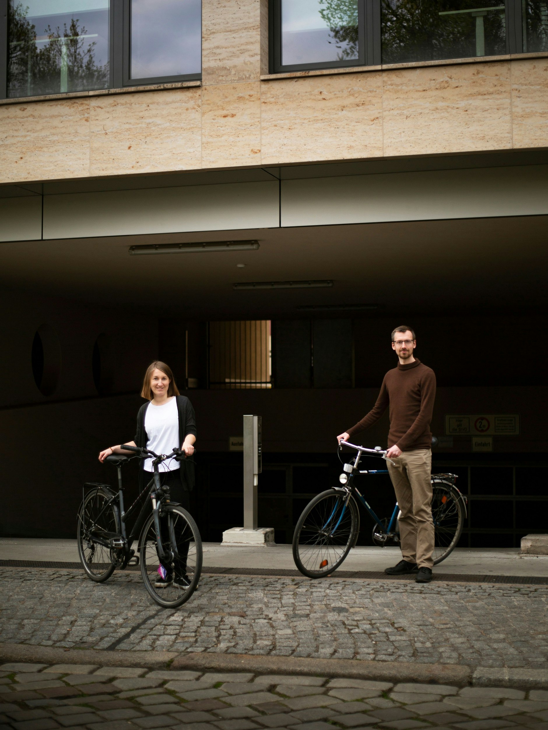 Lisa Buchmann und Manuel Wiemann, Sprecher des Teams Volksentscheid Berlin autofrei, mit ihren Fahrrädern an der Alten Jakobstraße.