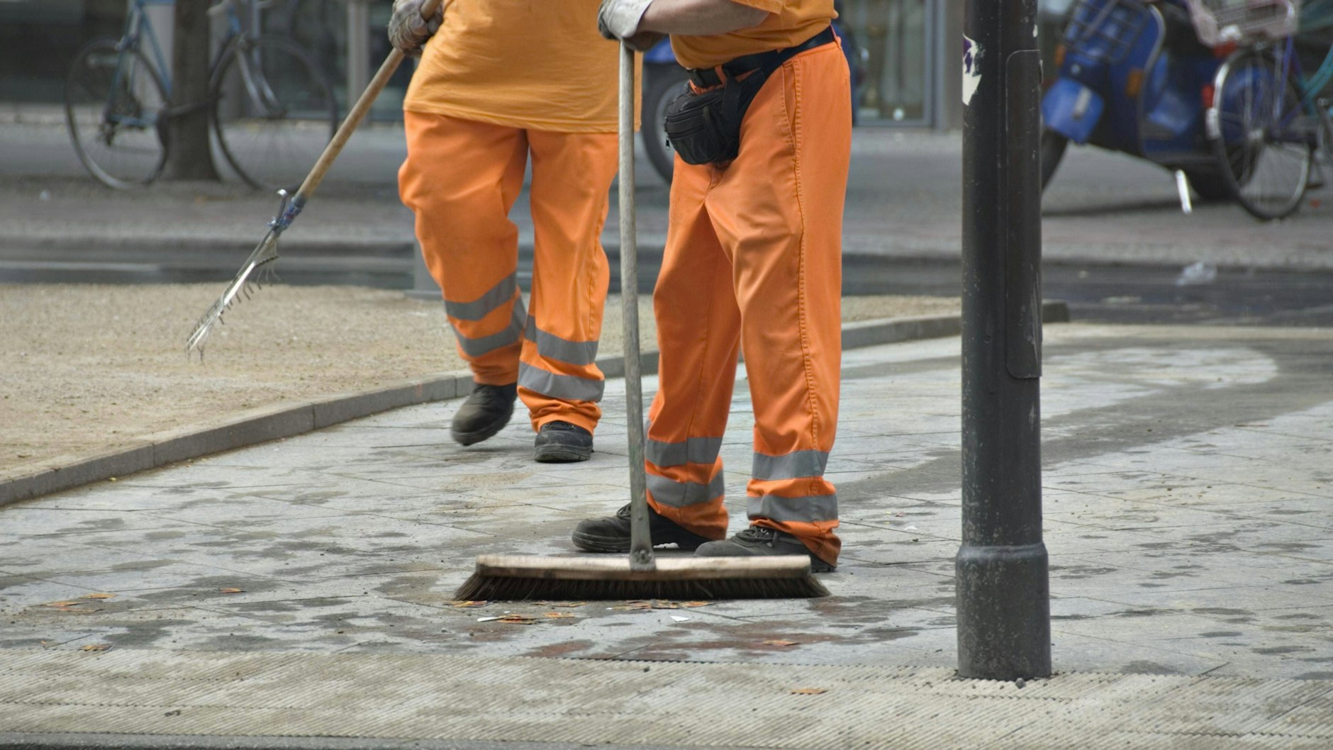 Berlins Straßenfeger haben wegen Corona weniger zu tun.