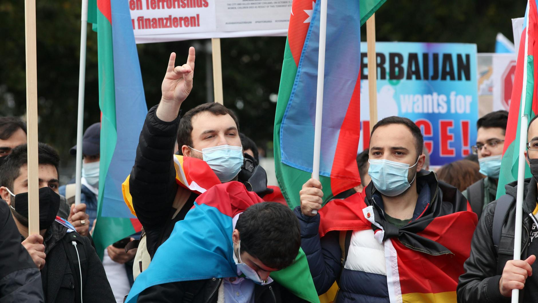Bei einem antiarmenischen Protest am Alexanderplatz zeigt ein Mann den „Wolfsgruß“ der rechtsextremistischen Grauen Wölfe.