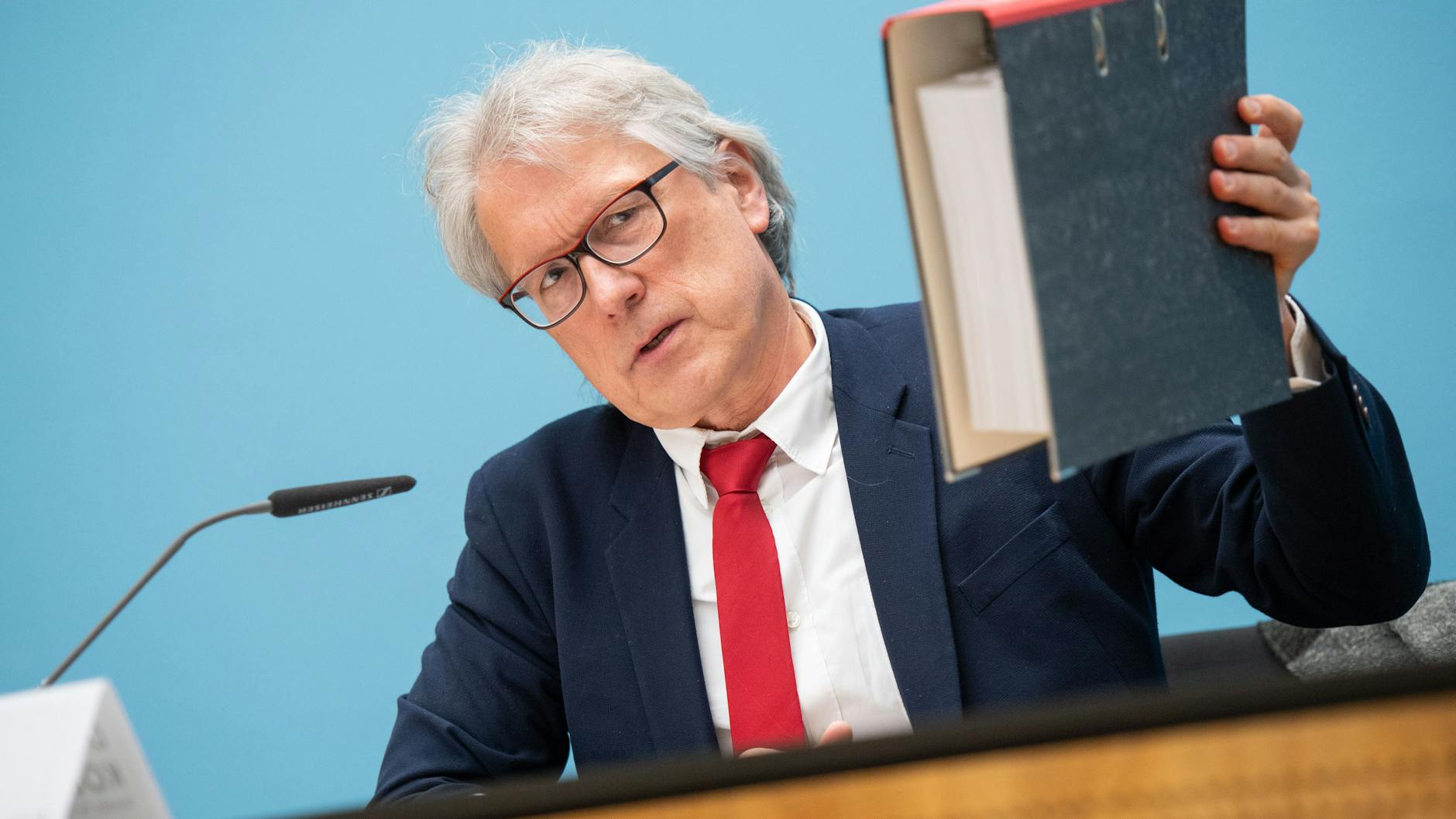 So dick! Finanzsenator Matthias Kollatz präsentiert den Ordner voller Gutachten über den Wert des Stromnetzes, das das Land Berlin jetzt vom Konzern Vattenfall zurückgekauft hat. 