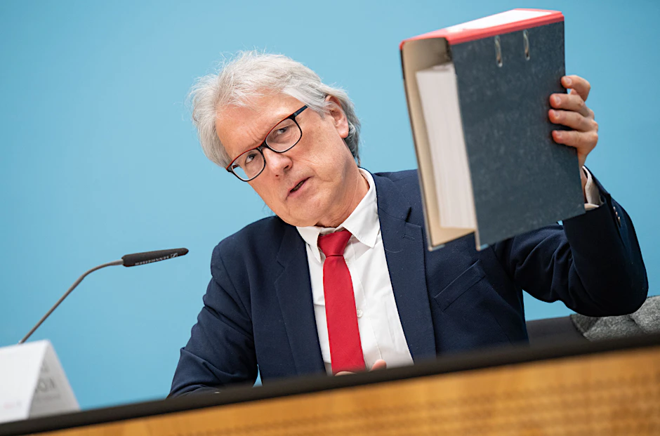 So dick! Finanzsenator Matthias Kollatz präsentiert den Ordner voller Gutachten über den Wert des Stromnetzes, das das Land Berlin jetzt vom Konzern Vattenfall zurückgekauft hat.&nbsp;