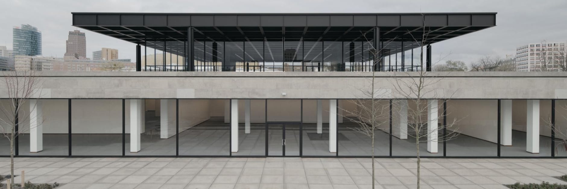 Die sanierte Neue Nationalgalerie, von Westen über den Skulpturengarten gesehen.