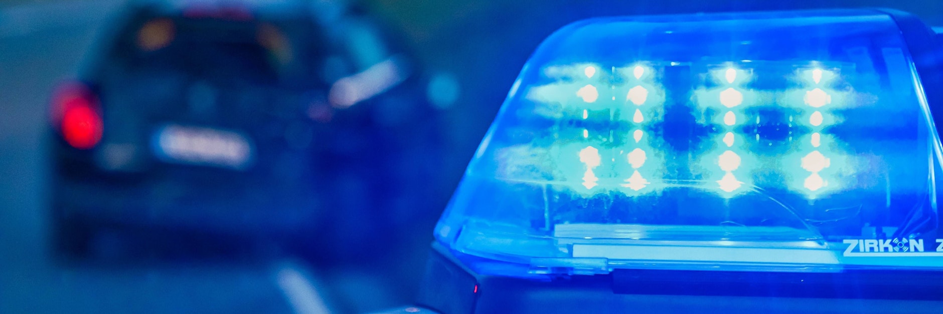 Blaulicht an einem Polizeiwagen (Symbolbild).