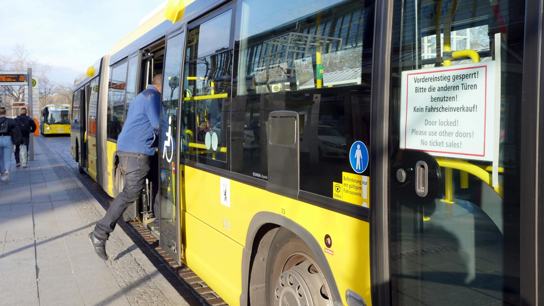 Das Schild ist unmissverständlich: Fahrgäste dürfen zum Einsteigen in Busse der BVG nur die hinteren Türen benutzen. Die vordere Tür ist für sie tabu – seit Beginn des ersten Corona-Lockdowns im März 2020. 