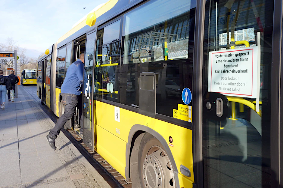 Das Schild ist unmissverständlich: Fahrgäste dürfen zum Einsteigen in Busse der BVG nur die hinteren Türen benutzen. Die vordere Tür ist für sie tabu – seit Beginn des ersten Corona-Lockdowns im März 2020.&nbsp;