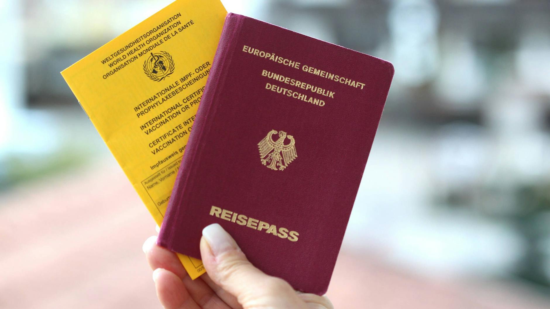 Zum Reisepass kommt der Impfpass. Aber noch sind die Reiseregelungen für Geimpfte und Nichtgeimpfte unklar.