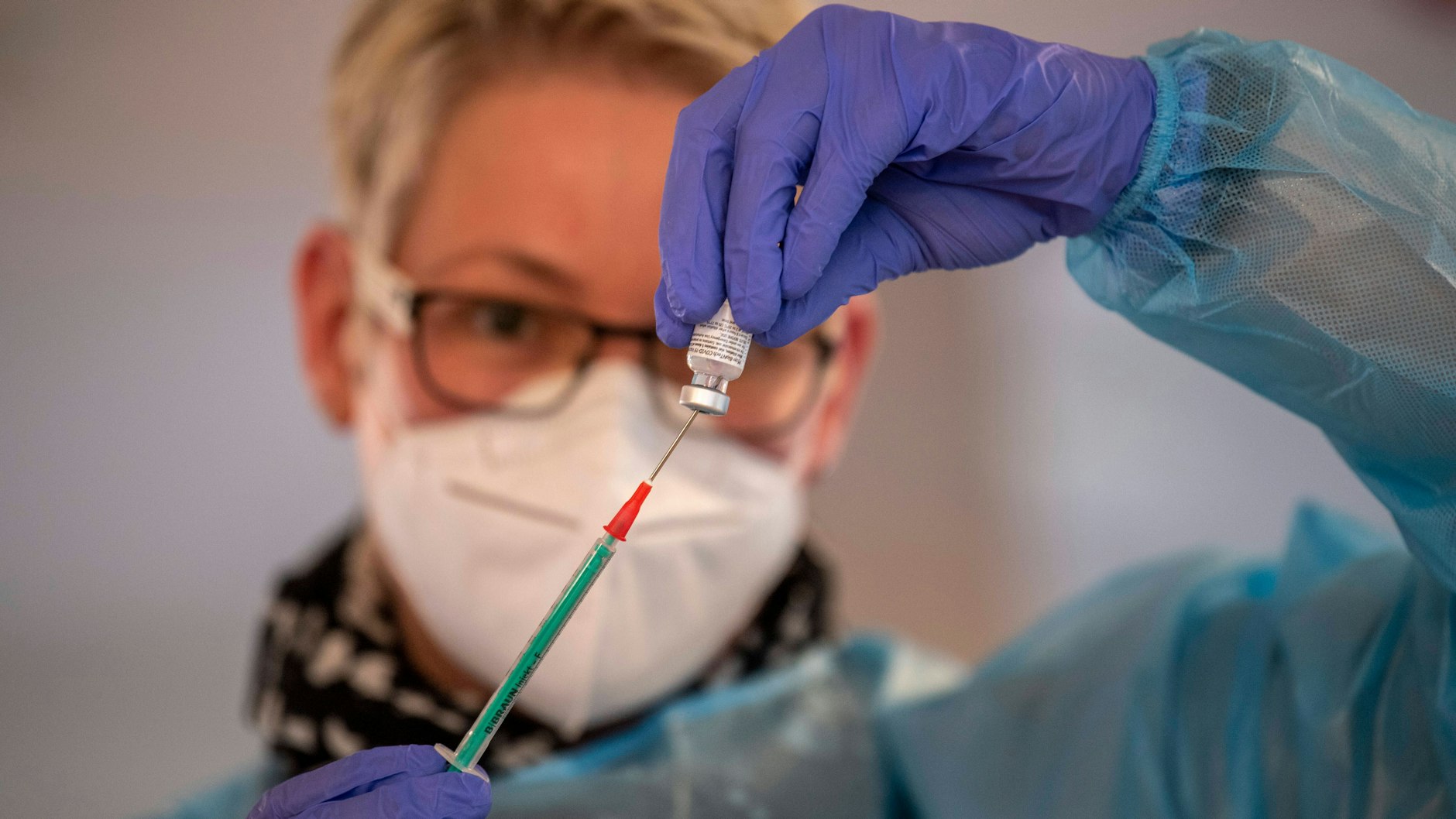 Corona-Schutzimpfung in einem Seniorenheim. Ab Juni fällt die Impf-Priorisierung.