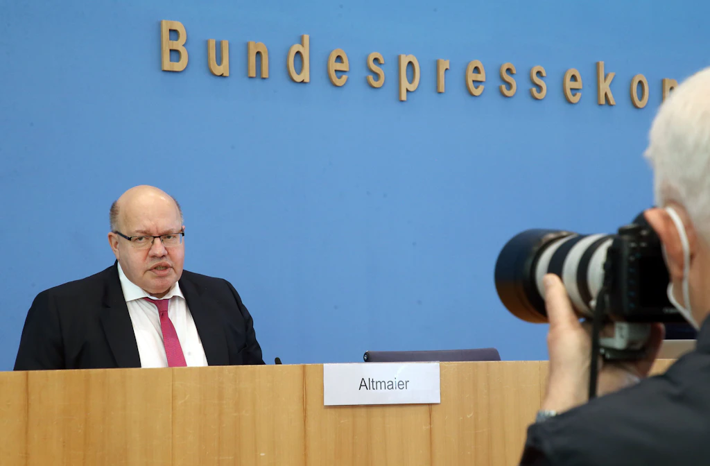 Bundesregierung hebt ihre Wachstumsprognose deutlich an