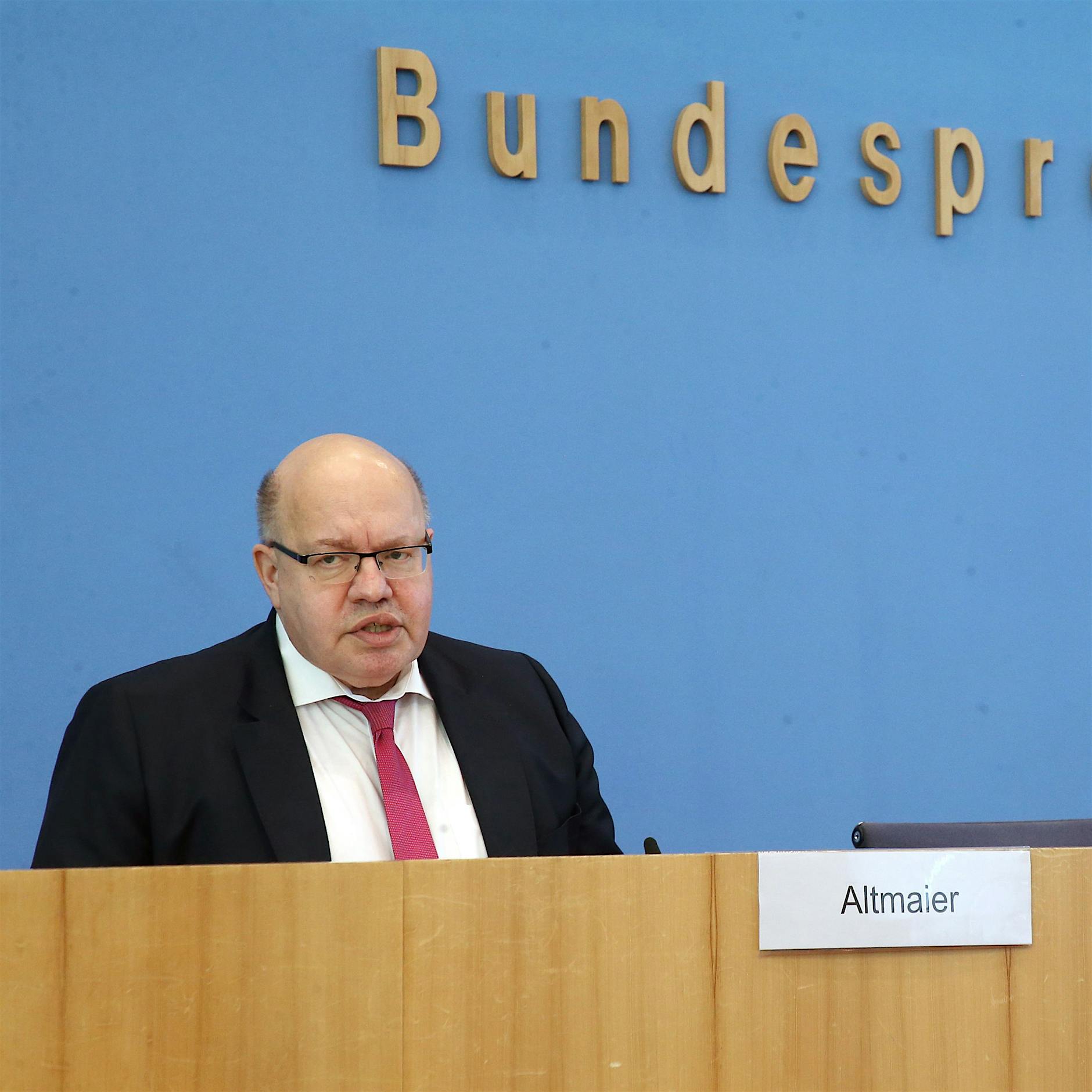 Bundesregierung hebt ihre Wachstumsprognose deutlich an