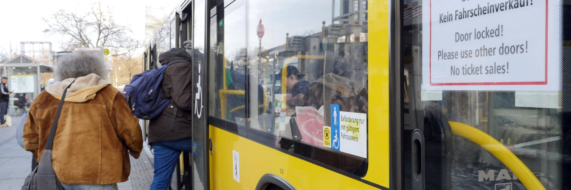 Das Schild ist unmissverständlich: Fahrgäste dürfen zum Einsteigen in Busse der BVG nur die hinteren Türen benutzen. Die vordere Tür ist für sie tabu – seit Beginn des ersten Corona-Lockdowns im März 2020.