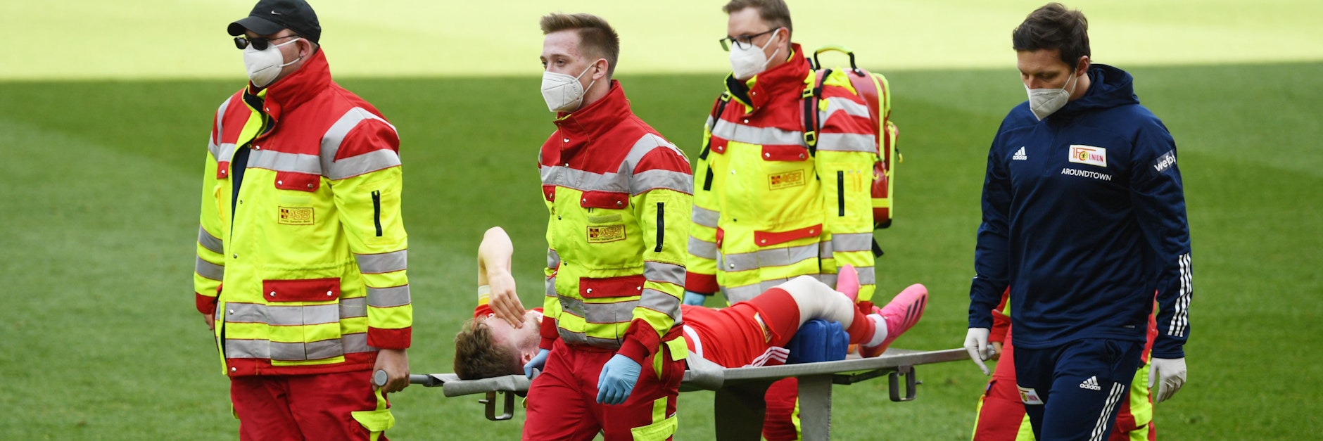 Unions Cedric Teuchert muss verletzt vom Platz getragen werden nach dem 3:1 gegen Bremen. Bis heute steht die Diagnose aus. 