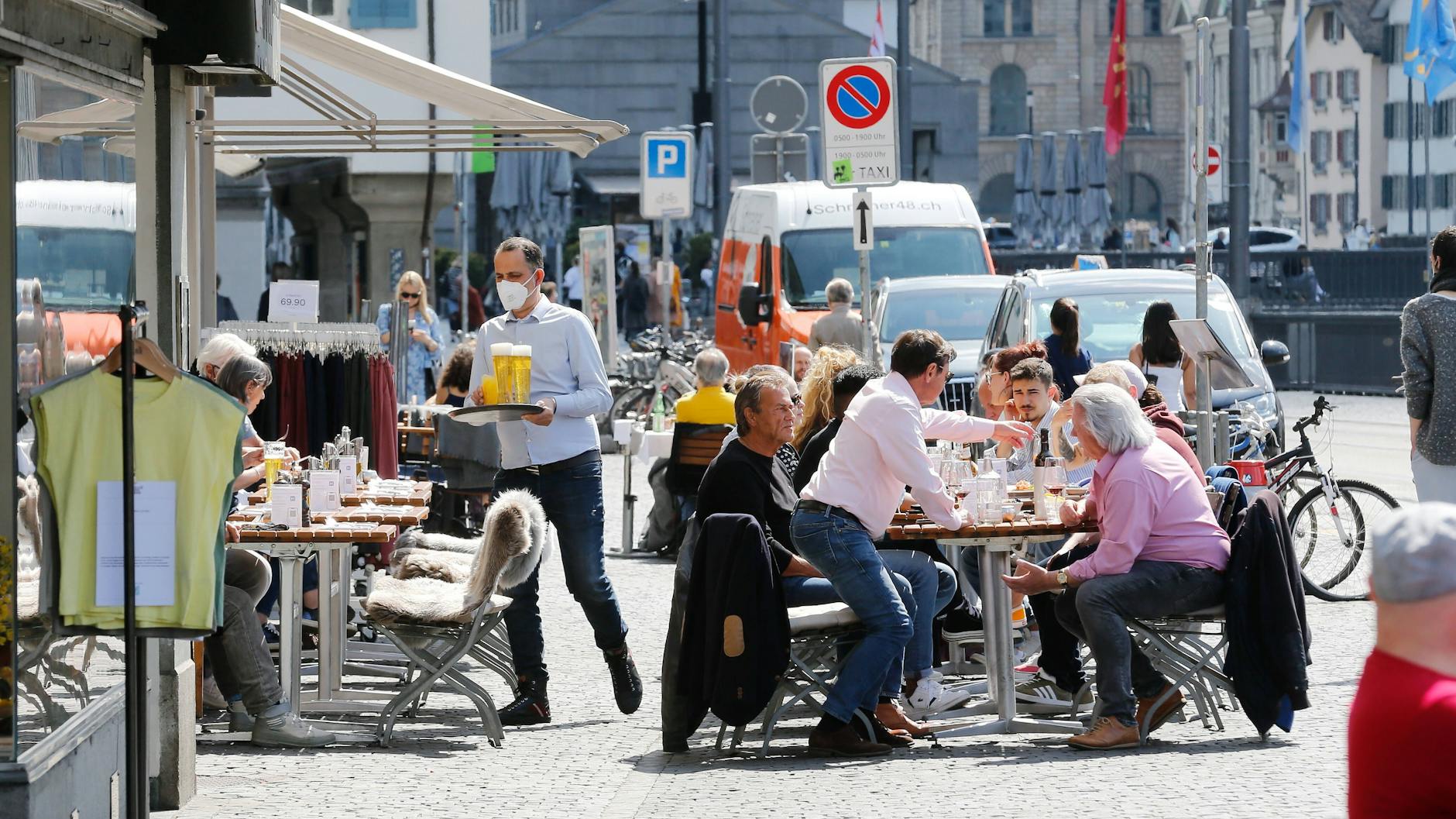 Das bleibt in Deutschland noch Zukunftsmusik: In Zürich sind die Straßencafés draußen wieder in Betrieb.