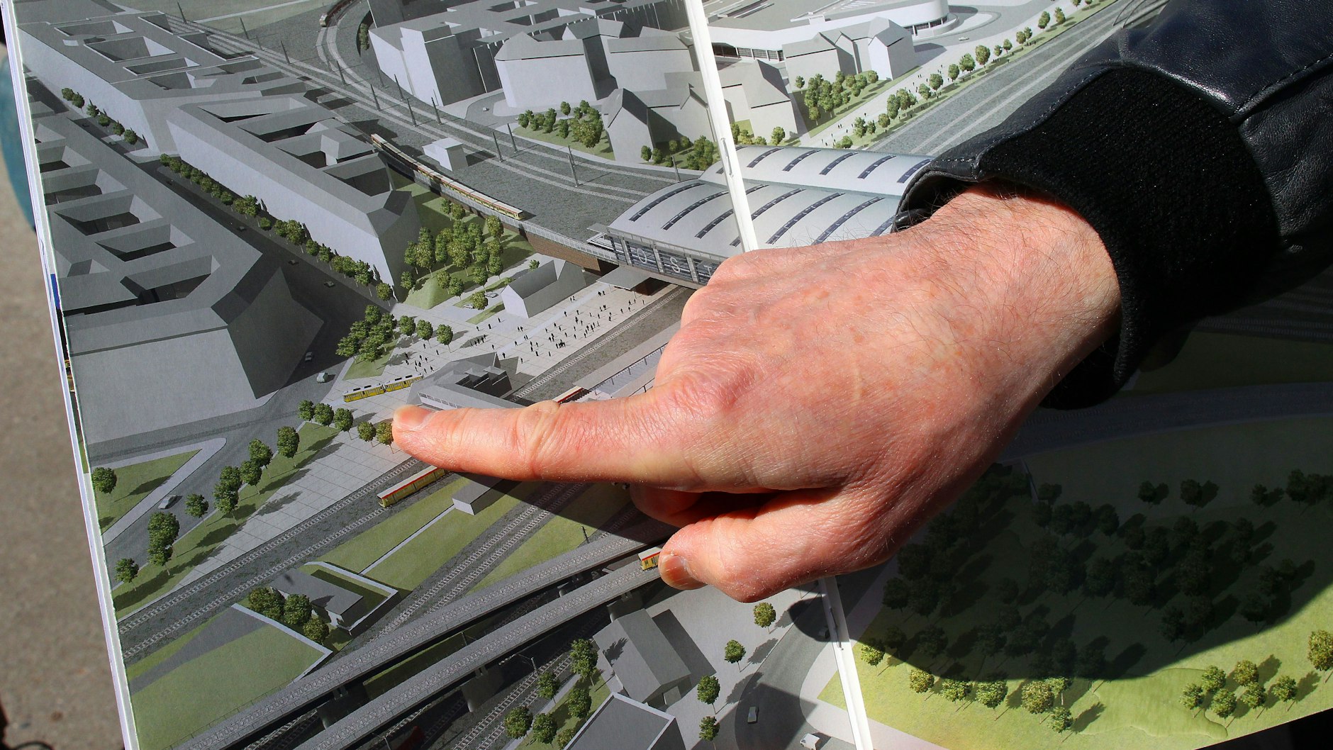 Dort soll sie fahren – ab 2023, wie der Senat angekündigt hat. Anwohner Uwe Warnke zeigt in einer Broschüre der Bahn die geplante Straßenbahn zum Ostkreuz.