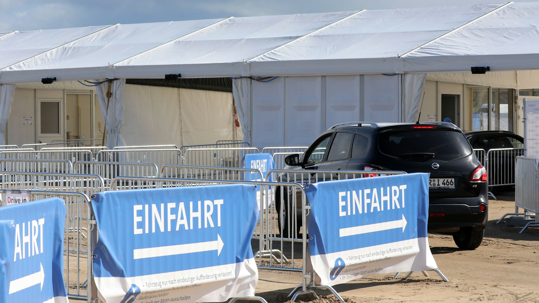 Kühlungsborn: Nach der offiziellen Inbetriebnahme fährt ein Auto in das Corona Drive-In-Testzentrum. Auf sieben Spuren können Autofahrer an die Boxen heranfahren und getestet werden. Eine weitere Box mit vier Testabteilungen steht Fußgängern und Fahrradfahrern zur Verfügung. Die Kapazität der großen Anlage wird aber nur dann ausgeschöpft werden können, wenn der Tourismus wieder anläuft und wenn die Anlage nicht nur zum Testen, sondern auch zum Impfen genutzt wird.